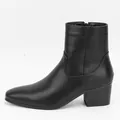 Vista lateral detallada de una bota de cuero negro con tacón alto para hombre - 40 / Negro