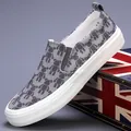 Lässige Herren-Canvas-Slipper mit trendigem Bärenmuster und atmungsaktiver Sohle - 38 / Grau (23803)
