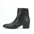 Detalle de la vista lateral de un botín negro de hombre con tacón alto y piel de serpiente - 40 / Estilo con Patrón de Cocodrilo / Negro
