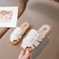 Witte geweven gesloten baby sandalen met MMGZ BABY logo op een bruine binnenzool - Beige