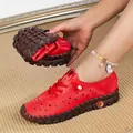 Détail macro de mocassins en cuir rouge souples avec découpes en étoile respirantes - 35 / Rouge