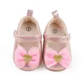 Nahaufnahme von rosa Baby-Prinzessinenschuhen mit Netzschleife und Herzdetail. - Rosa