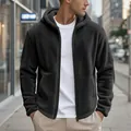 Primo piano della trama in pile sherpa nero su una giacca invernale da uomo con cappuccio. - Taglia S / Top / Nero