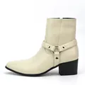 Cremeweiße Herren-Chelsea-Boots mit spitzer Zehenpartie, Ringschnalle und Absatz. - 45 / Milchweiß