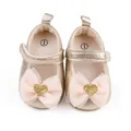 Glitzernde goldene Baby-Prinzessinenschuhe mit rosa Tüllschleifen und goldenen Herzen. - Gold