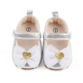 Silberne Baby-Prinzessinenschuhe mit weißen Netzschleifen und goldenen Glitzerherzen. - Silber