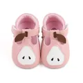 Gros plan de chaussures de marche roses pour bébé avec motif poire et semelle antidérapante - Rose