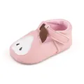 Vista detallada de zapatos rosa para bebé con diseño de pera y suela suave - Rosa