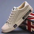 Klassische beige Herren-Canvas-Sneaker mit Sternendetails auf einer Vintage-Box. - 38 / Halbschuh (23813 Khaki) / Khaki