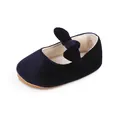 Detailopname van een marineblauwe fluwelen baby prinsessenschoen met een strikje - Donkerblauw
