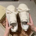 Eleganti sneakers biscuit in pelle bianco crema con suole spesse e lacci larghi per donna - Bianco avorio