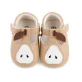 Gros plan de jolies chaussures de marche kaki pour bébé avec motif de poire - Abricot