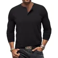 Detailansicht eines stilvollen schwarzen Langarm-Henley-T-Shirts für Herren am Modell - Schwarz