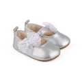 Detalle de zapatos plateados para bebé con lazo de malla blanca y forro muy suave. - Plateado