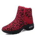 Detailansicht eines rosa Schneestiefels mit Leopardenmuster, Luftpolstersohle und Plüschfutter - 36 / Rot