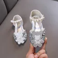Zapatos de princesa plateados para niña con oso de diamantes de imitación y tira de perlas - Plateado