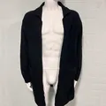 Cardigan da uomo in maglia nera su manichino con dettaglio tasche e trama del tessuto - Nero