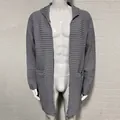 Vista frontale dettagliata di un cardigan in maglia grigia da uomo con cappuccio su manichino - Grigio