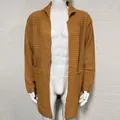 Dettaglio del cardigan in maglia a coste da uomo con tasche laterali e collo alto - Kaki