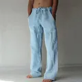 Vue de face d'un pantalon d'été en lin bleu clair pour homme avec taille élastique à cordon - Bleu clair