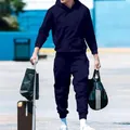 Vista detallada del chándal azul marino con capucha y forro polar para ropa casual de hombre. - S / Top Y Pantalón / Azul marino