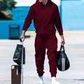 Detalle del chándal granate de forro polar para hombre con sudadera con capucha y jogger - Burdeos