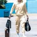 Detalle de un conjunto de chándal beige para hombre con sudadera con capucha y forro polar - Blanco Roto
