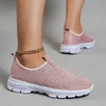 Sneaker slip-on in mesh rosa traspirante con strass e suola bianca per l'estate - Rosa
