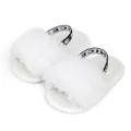 Vista detallada de la suave textura de piel sintética blanca de estas sandalias para bebés - 13cm (12-18 Meses) / Blanco (2229)