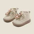 Bottines beiges matelassées pour bébé fille avec breloques mignonnes et fleurs en tissu - Taille 16 (Longueur intérieure 12.5cm) / Beige (Non Doublé)