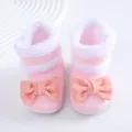 Vista detallada de botas de princesa para bebé rosa con piel sintética blanca y lazo - Rosa
