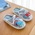 Kinder Hausschuhe mit Dinosaurier Cartoon, warmes Plüschfutter und rutschfeste Sohle - Größe 200 Innenlänge 18.5cm / Grau