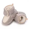 Vue détaillée de bottes d'hiver pour bébé en polaire grise avec doublure chaude et semelle - Gris