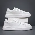 Minimalistische weiße Herren-Plateau-Sneaker mit dicker Schaumstoffsohle im Freizeitlook - Weiß