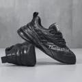 Gros plan détaillé des baskets pour hommes en cuir véritable noir au fini matelassé - 38 / Style à Motif Matelassé(80172) / Noir