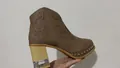 Détail de bottines marron brodées avec une bordure cloutée et talon bloc cristal - Kaki