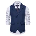 Dettaglio di un gilet da uomo in tweed a spina di pesce con revers e vestibilità slim - Blu navy