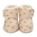 Detailansicht von beigen Baby-Winterstiefeln mit warmem Fleecefutter und Bärenmuster. - Multi-Bär Druckstil