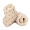 Primer plano del forro polar y cierre de velcro en botines de invierno para bebé - Estampado de Varios Osos