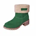 Detalle de bota de invierno de ante verde para mujer con borde de piel sintética beige - 36 / Verde