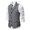 Dettaglio del gilet da uomo slim in tweed grigio a spina di pesce con revers retrò - Bianco e nero