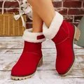 Bottes de neige rouges en daim avec bordure en fausse fourrure blanche et talon bloc robuste - 38 / Rouge