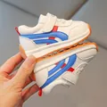 Sneakers neonato in pelle bianca con strisce blu e rosse e suola morbida antiscivolo - Blu