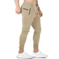 Detalle de pantalones jogger caqui para hombre con cremallera lateral y cordón ajustable. - Caqui