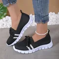 Primer plano de zapatillas negras ligeras de punto con diseño de malla transpirable - 38 / Negro