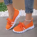 Vista detallada de las zapatillas de flyknit transpirables de color naranja brillante para mujer - 38 / Rojo Anaranjado
