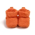 Primo piano di scarpine invernali per neonati in morbido pile arancione dalla grana fine - 11cm / Stile Zucca (M2043) / Arancione
