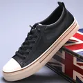 Schwarze Herren-Freizeit-Sneaker aus Leder mit cremefarbener Sohle und Schnürung - 38 / Schwarz und Beige (23848)