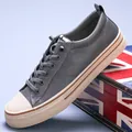 Klassische graue Herren-Freizeitschuhe aus Kunstleder mit robuster beiger Sohle für Herbst. - 38 / Dunkelgrau (23848)
