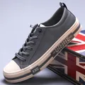 Sneakers casual da uomo in pelle grigia a basso profilo con un design elegante della suola spessa - Grigio